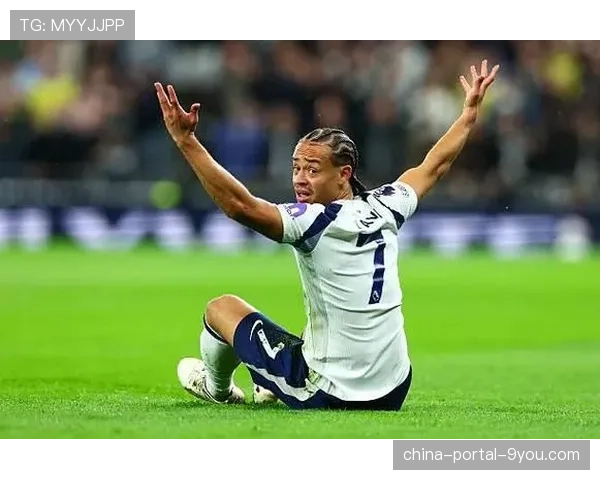 替补席上的哈维-西蒙斯：目睹球队被绝杀后的失落神情